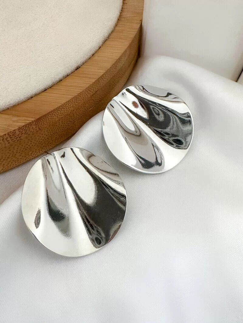 Brinco Folheado a Ouro 18k e Prata Botton Liso Martelado