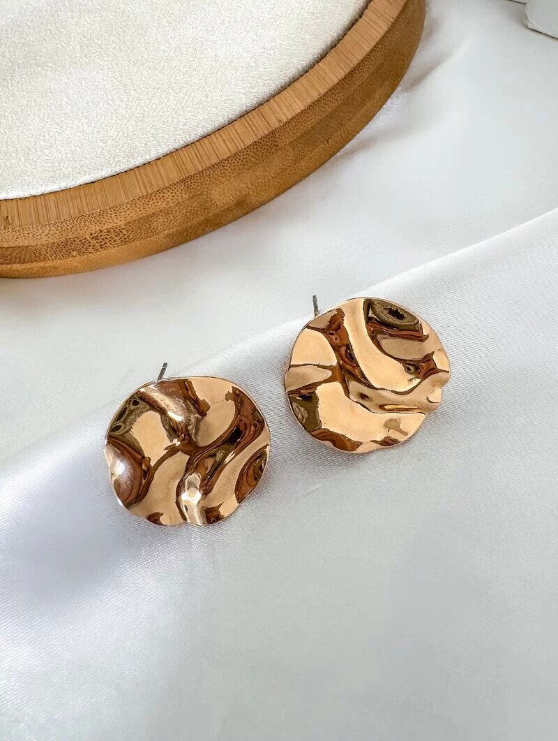 Brinco Folheado a Ouro 18k e Prata Botton Liso Martelado