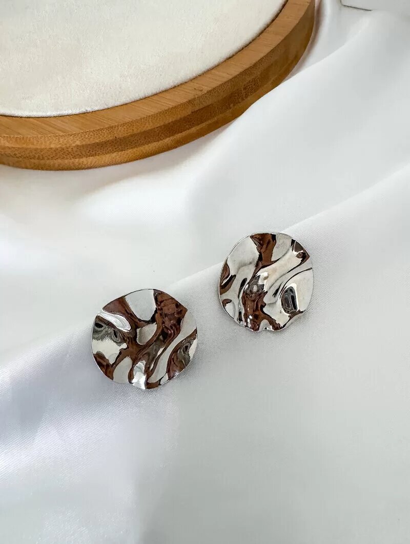 Brinco Folheado a Ouro 18k e Prata Botton Liso Martelado