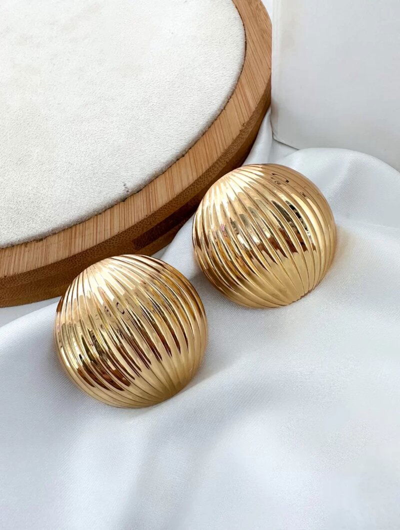 Brinco folheado a ouro 18k e prata botton listrado