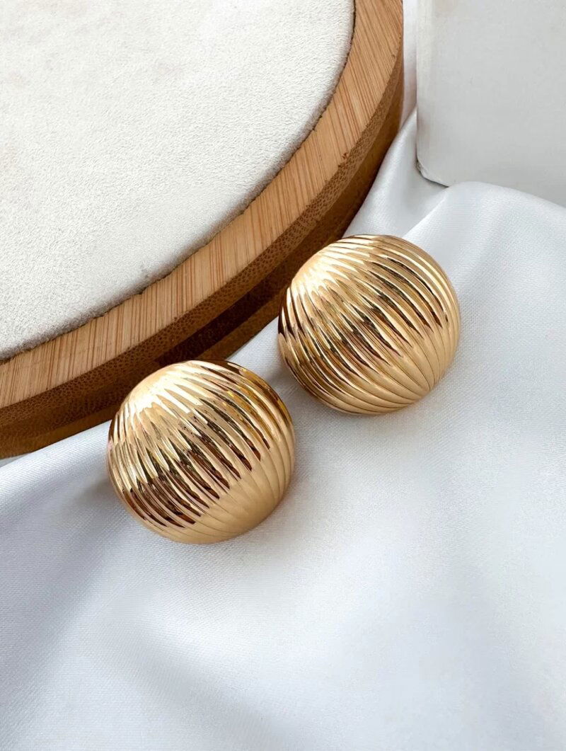 Brinco folheado a ouro 18k e prata botton listrado