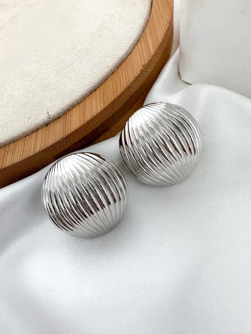 Brinco folheado a ouro 18k e prata botton listrado