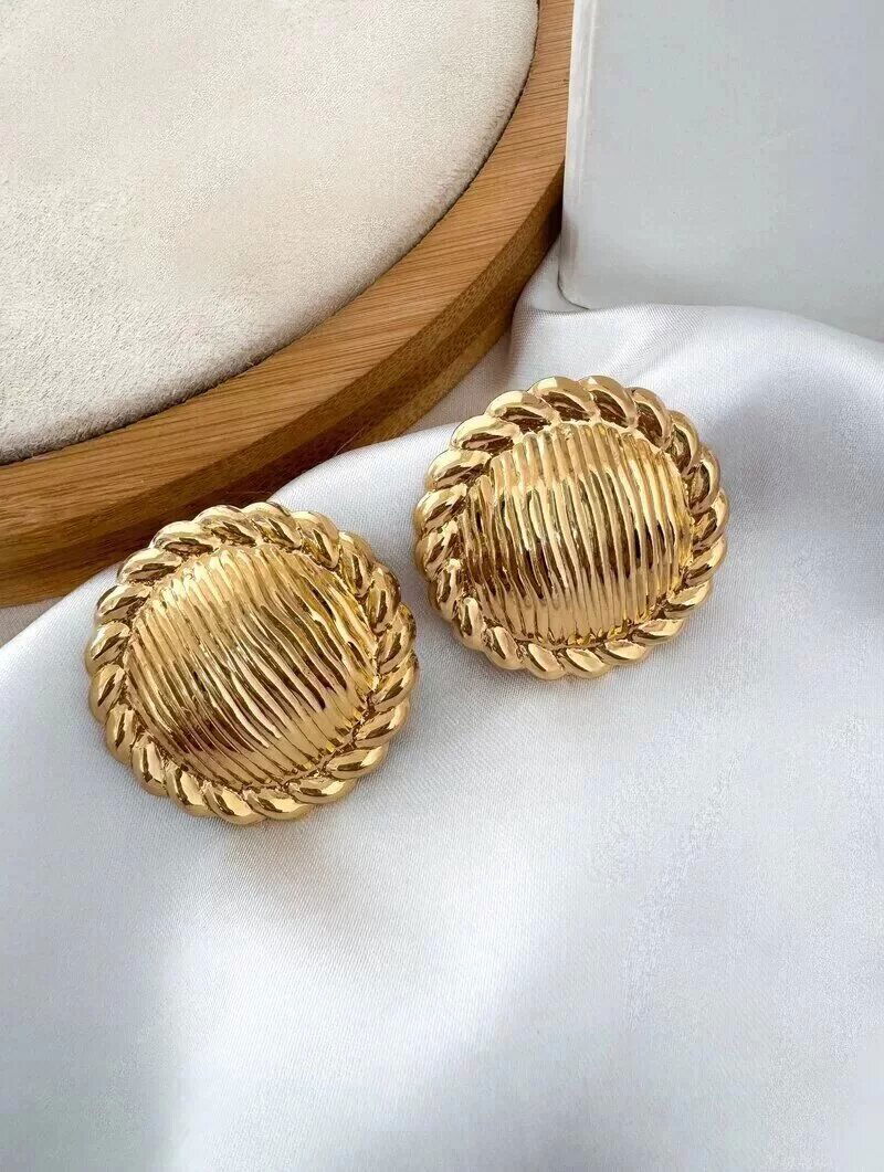 Brinco Folheado a Ouro 18k e Prata Botton Listrado com Borda Trançada