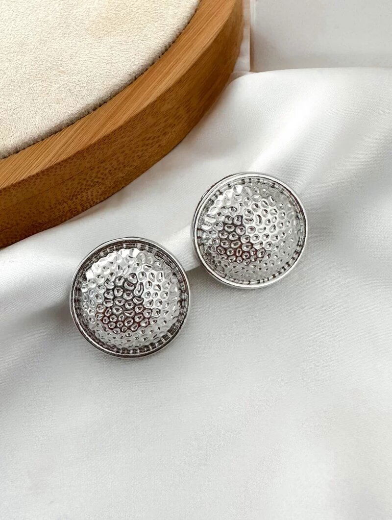 Brinco folheado a ouro 18k e prata botton martelado
