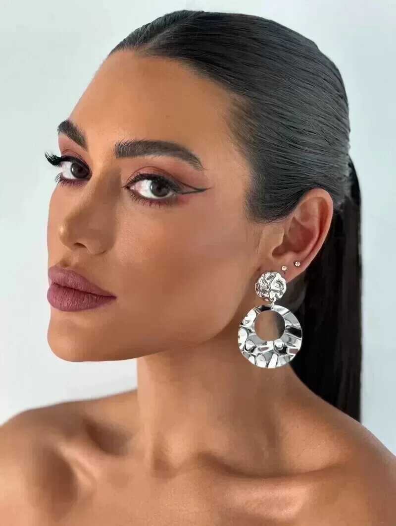 Brinco Folheado a Ouro 18k e Prata Botton Martelado com Argola Vazada