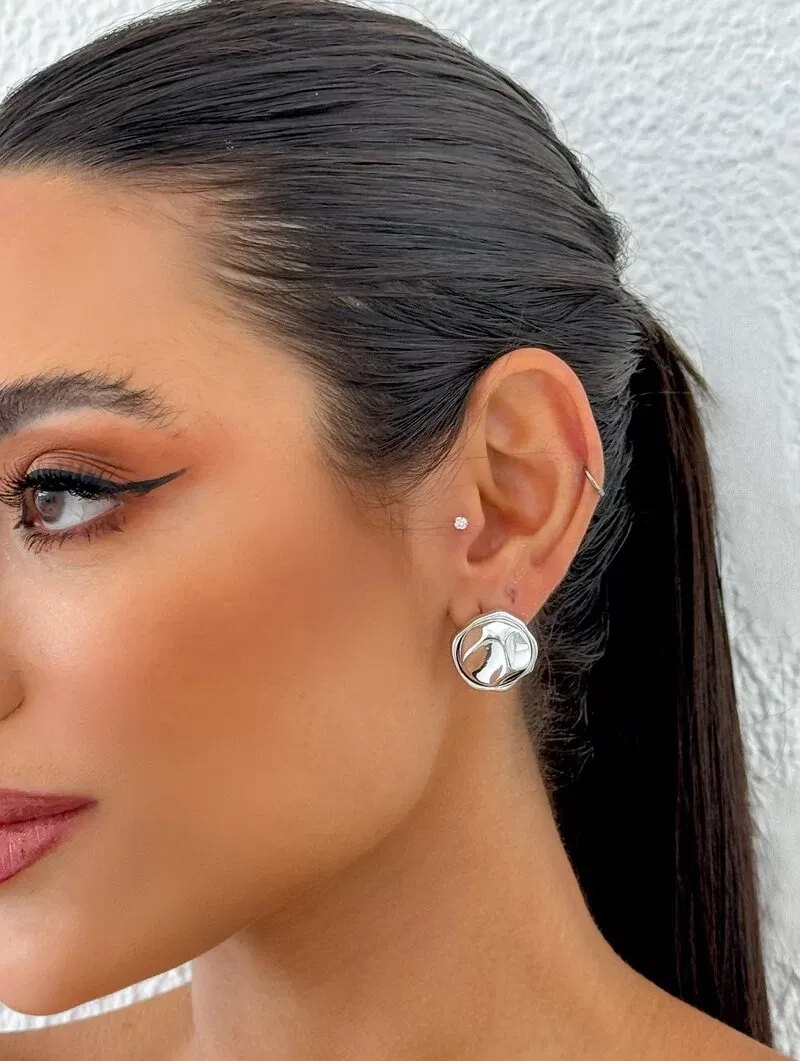 Brinco Folheado a Ouro 18k e Prata Botton Martelado com Borda