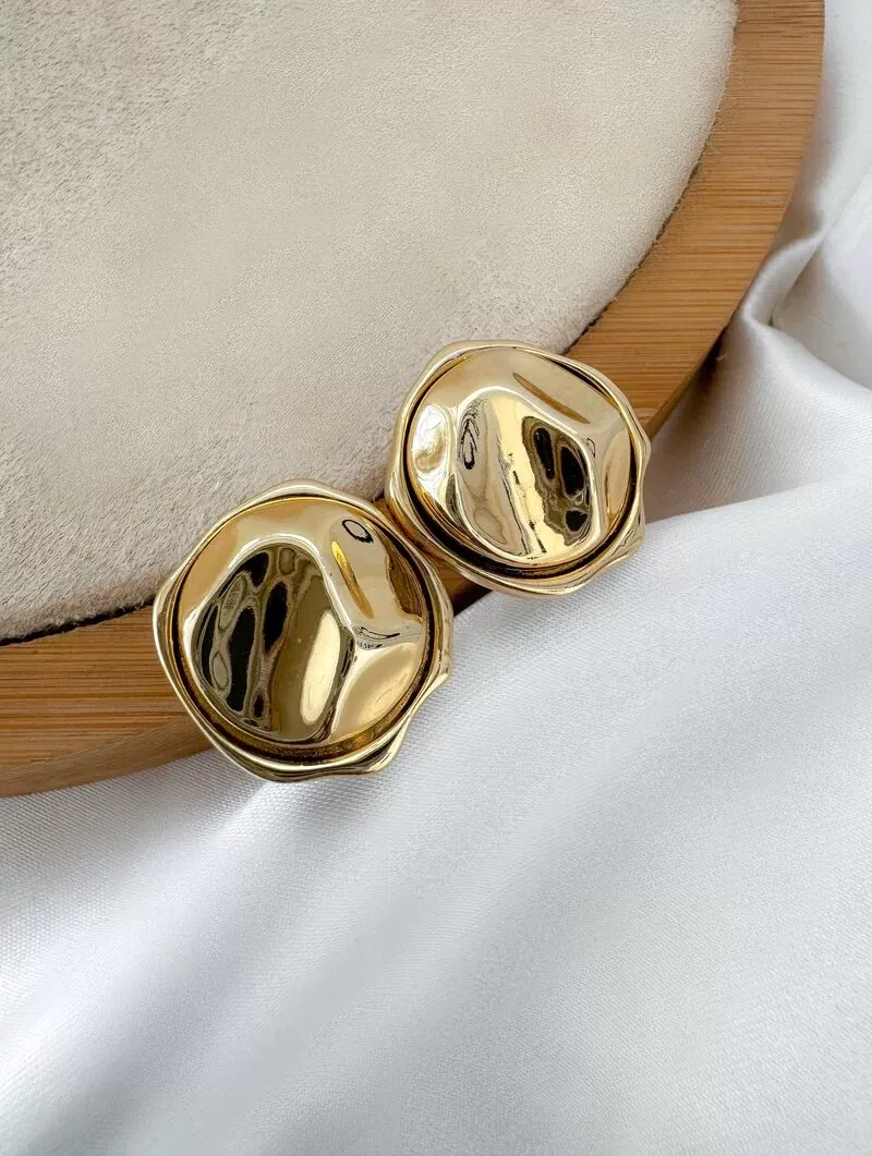 Brinco Folheado a Ouro 18k e Prata Botton Martelado com Borda