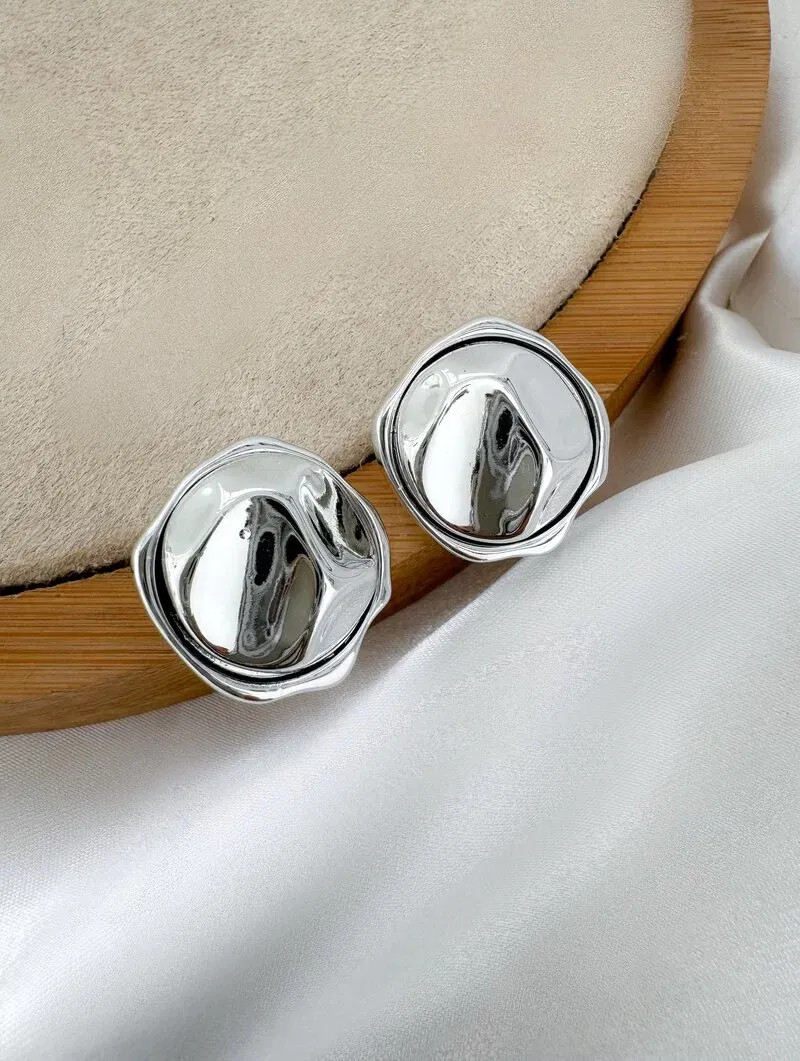 Brinco Folheado a Ouro 18k e Prata Botton Martelado com Borda