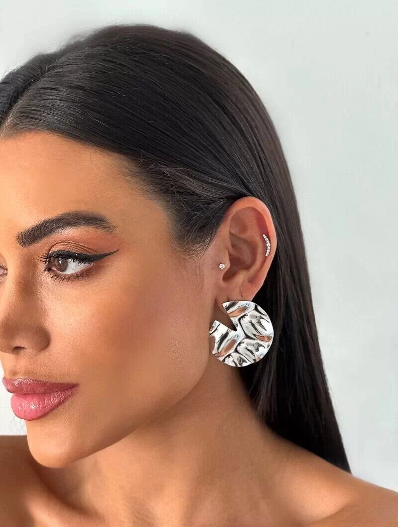 Brinco Folheado a Ouro 18k e Prata Botton Martelado com Detalhe Vazado