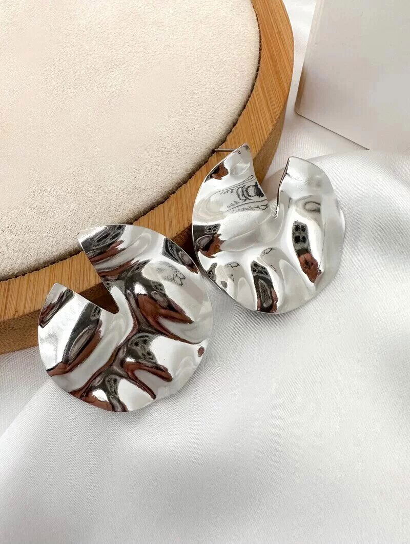 Brinco Folheado a Ouro 18k e Prata Botton Martelado com Detalhe Vazado