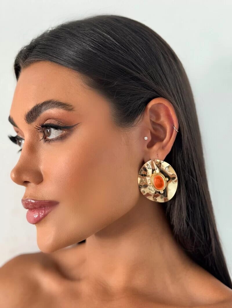 Brinco Folheado a Ouro 18k e Prata Botton Martelado com Pedra Central