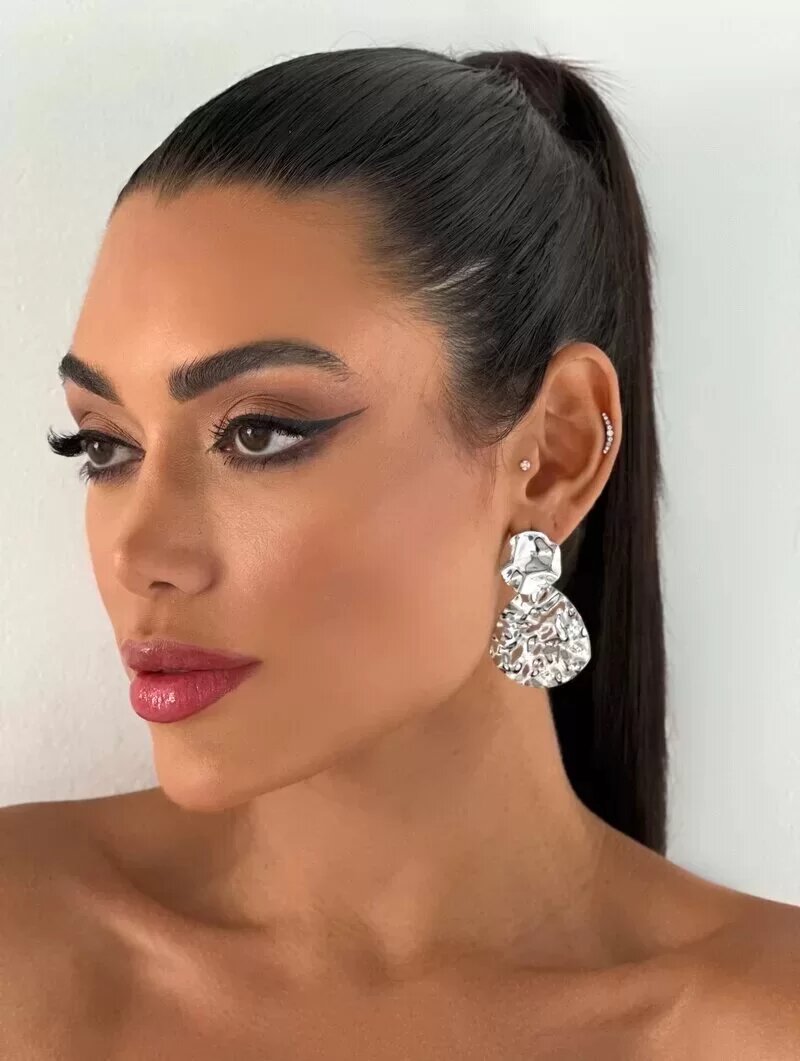 Brinco Folheado a Ouro 18k e Prata Botton Martelado com Ponteira