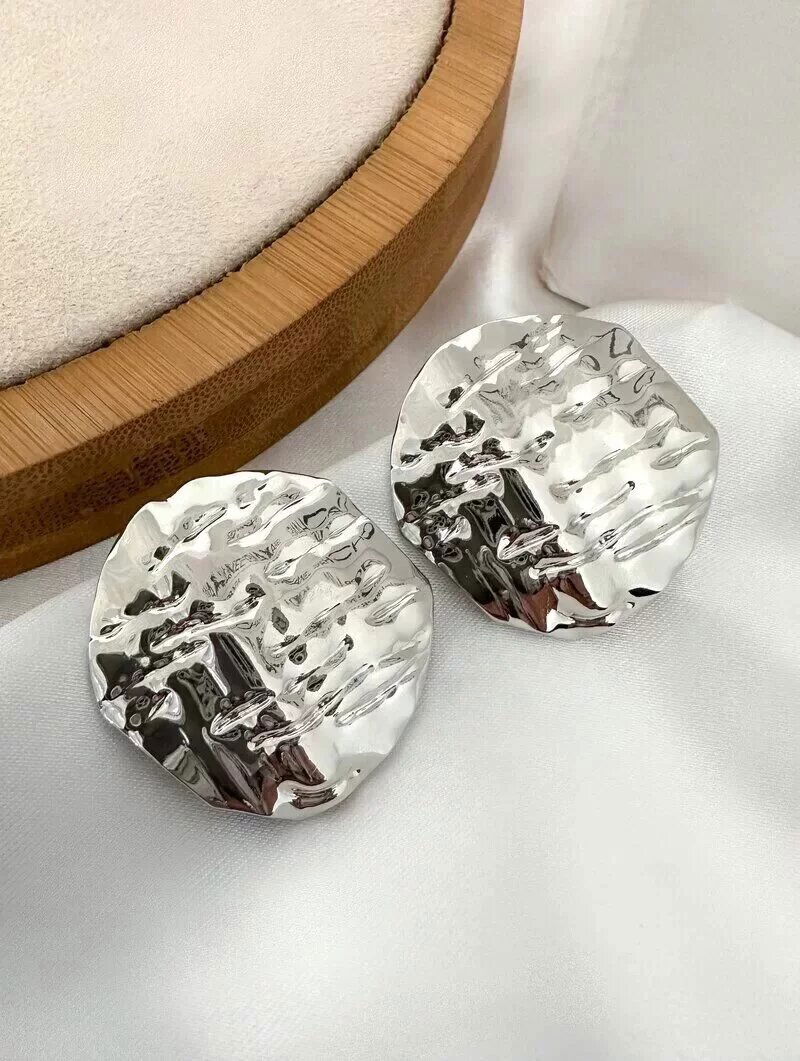 Brinco Folheado a Ouro 18k e Prata Botton Martelado Design Quadriculado