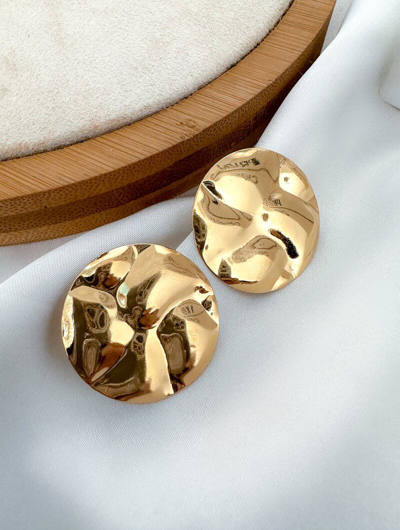 Brinco Folheado a Ouro 18k e Prata Botton Martelado Liso