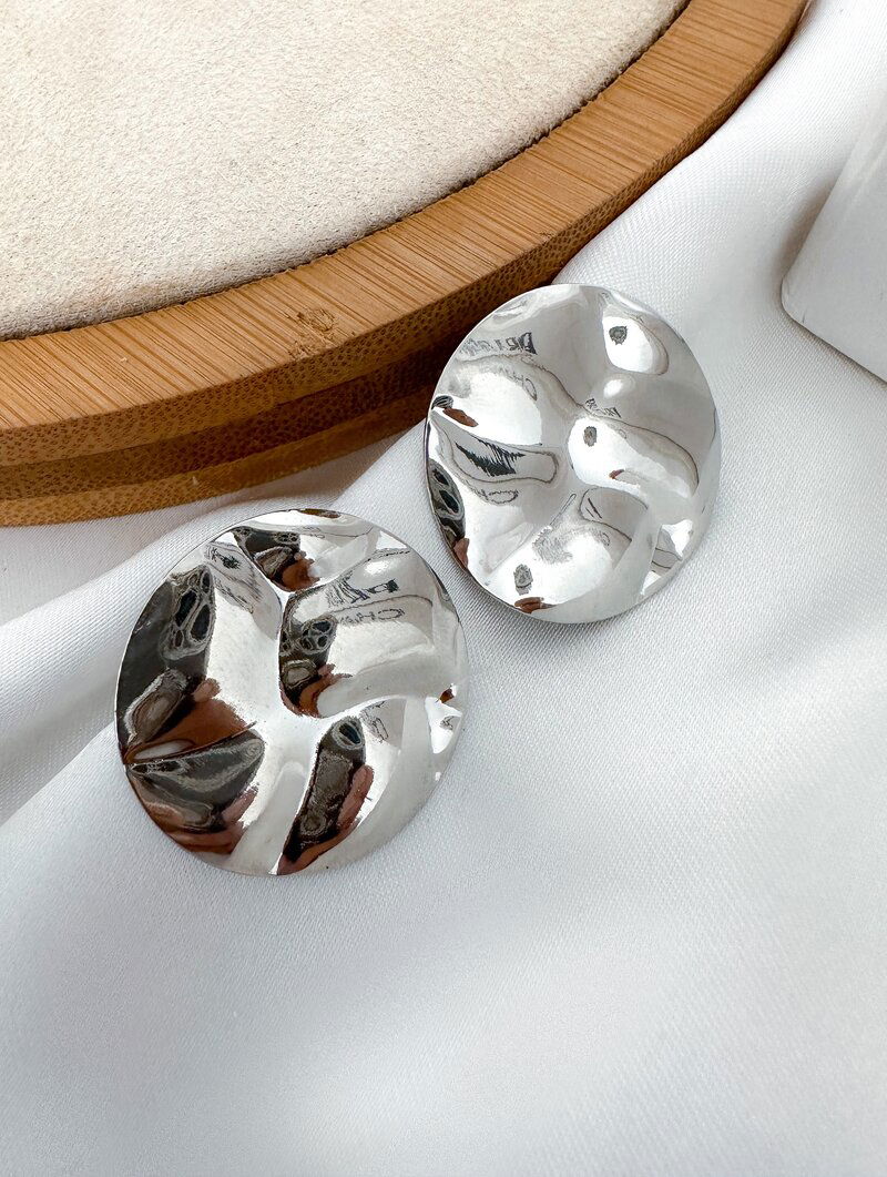 Brinco Folheado a Ouro 18k e Prata Botton Martelado Liso