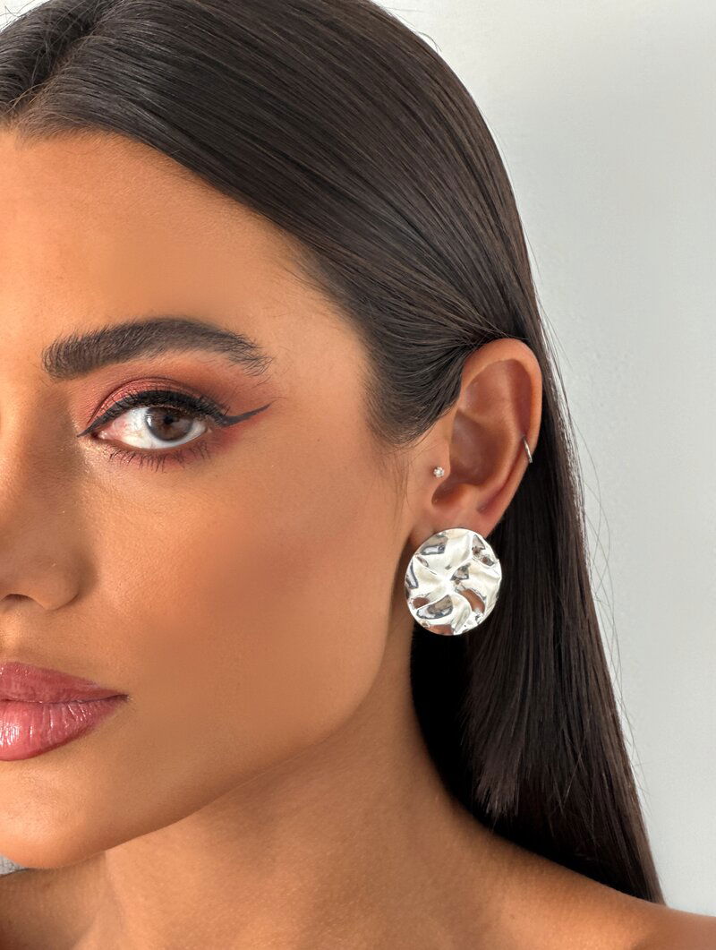 Brinco Folheado a Ouro 18k e Prata Botton Martelado Liso