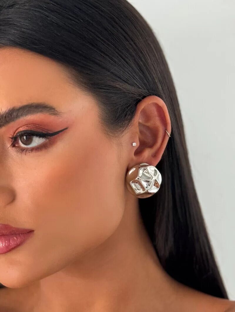 Brinco Folheado Prata Botton Martelado Liso