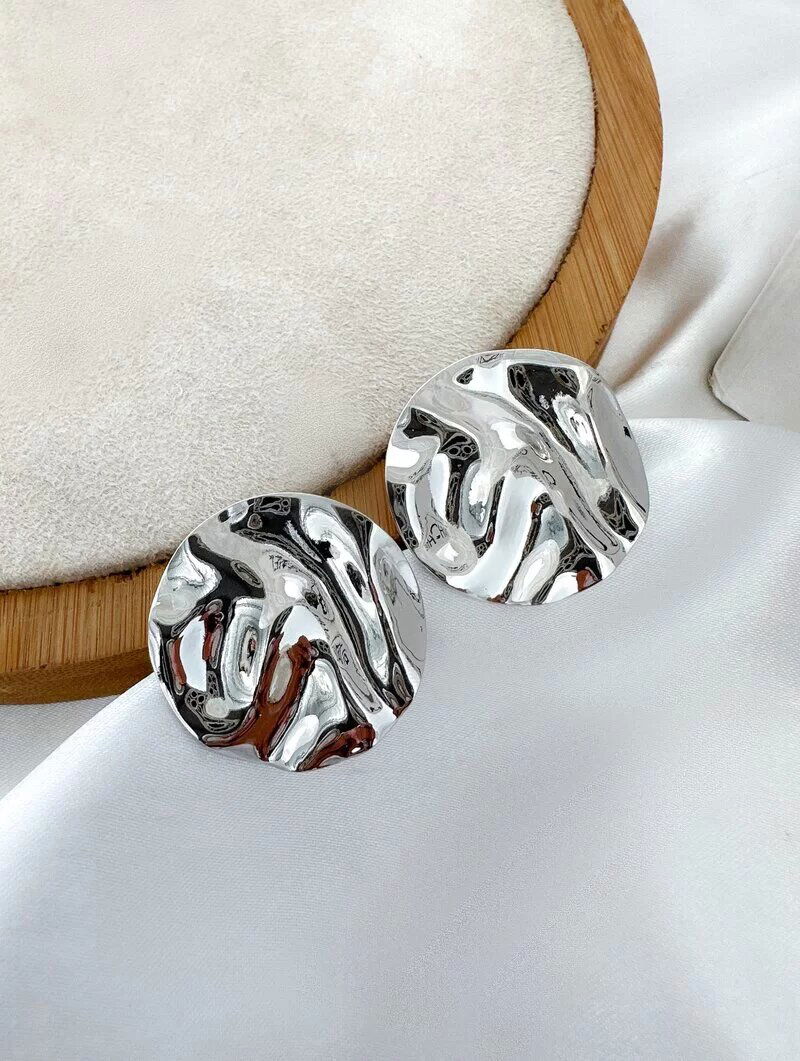 Brinco Folheado a Ouro 18k e Prata Botton Martelado Ondulado