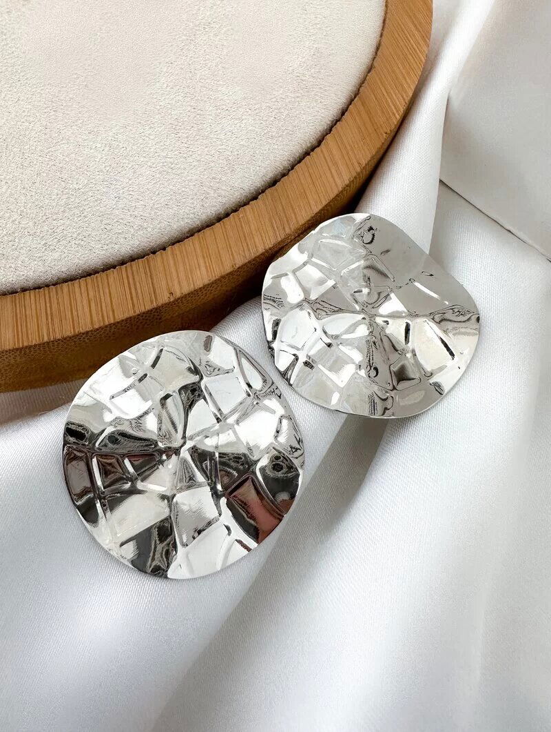 Brinco Folheado a Ouro 18k e Prata Botton Martelado Texturizado