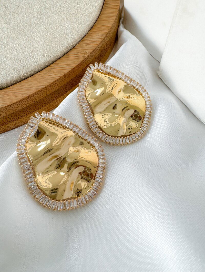 Brinco Folheado a Ouro 18k e Prata Botton Orgânico com Borda de Navetes