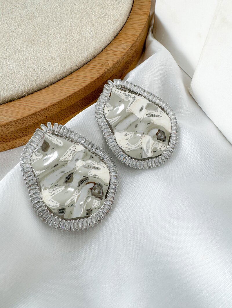 Brinco Folheado a Ouro 18k e Prata Botton Orgânico com Borda de Navetes