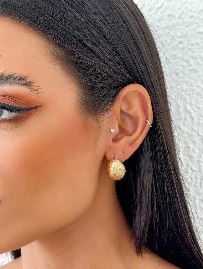 Brinco Folheado a Ouro 18k e Prata Botton Oval Escovado