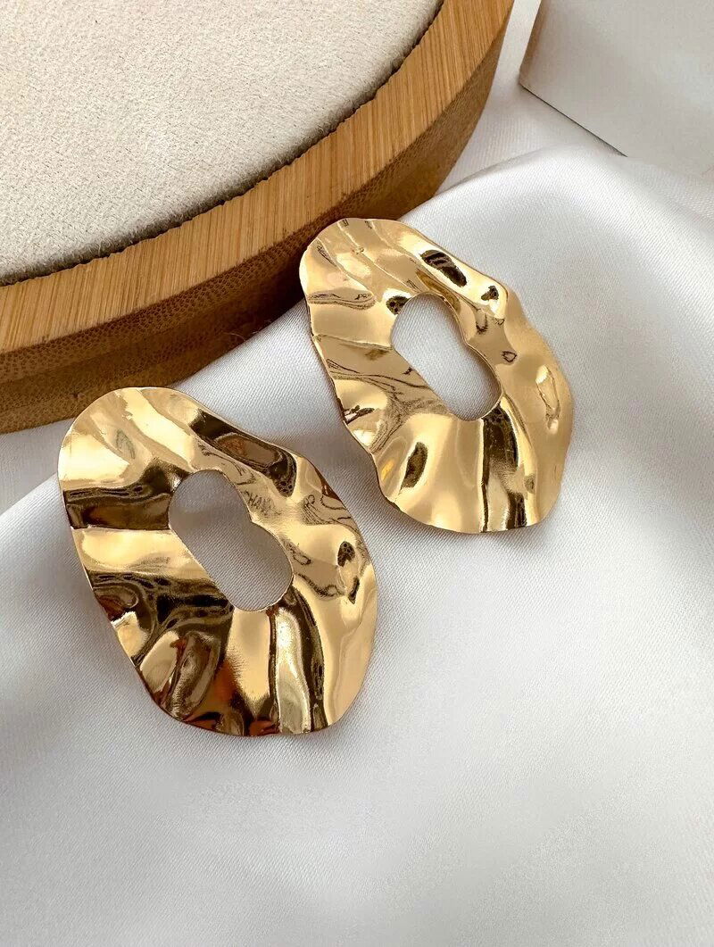 Brinco Folheado a Ouro 18k e Prata Botton Oval Martelada Vazada
