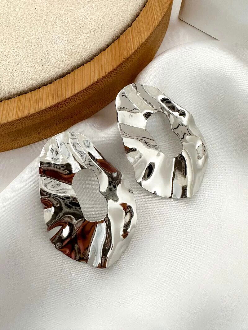 Brinco Folheado a Ouro 18k e Prata Botton Oval Martelada Vazada