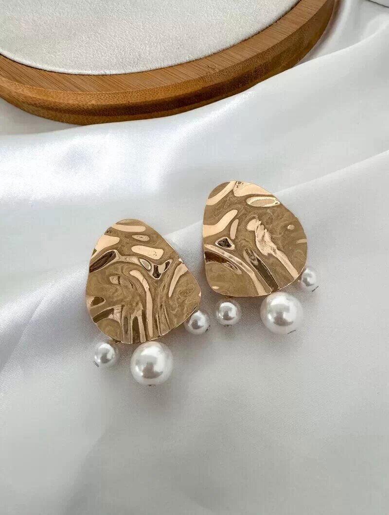 Brinco Folheado a Prata Botton Oval Martelado com Pérolas