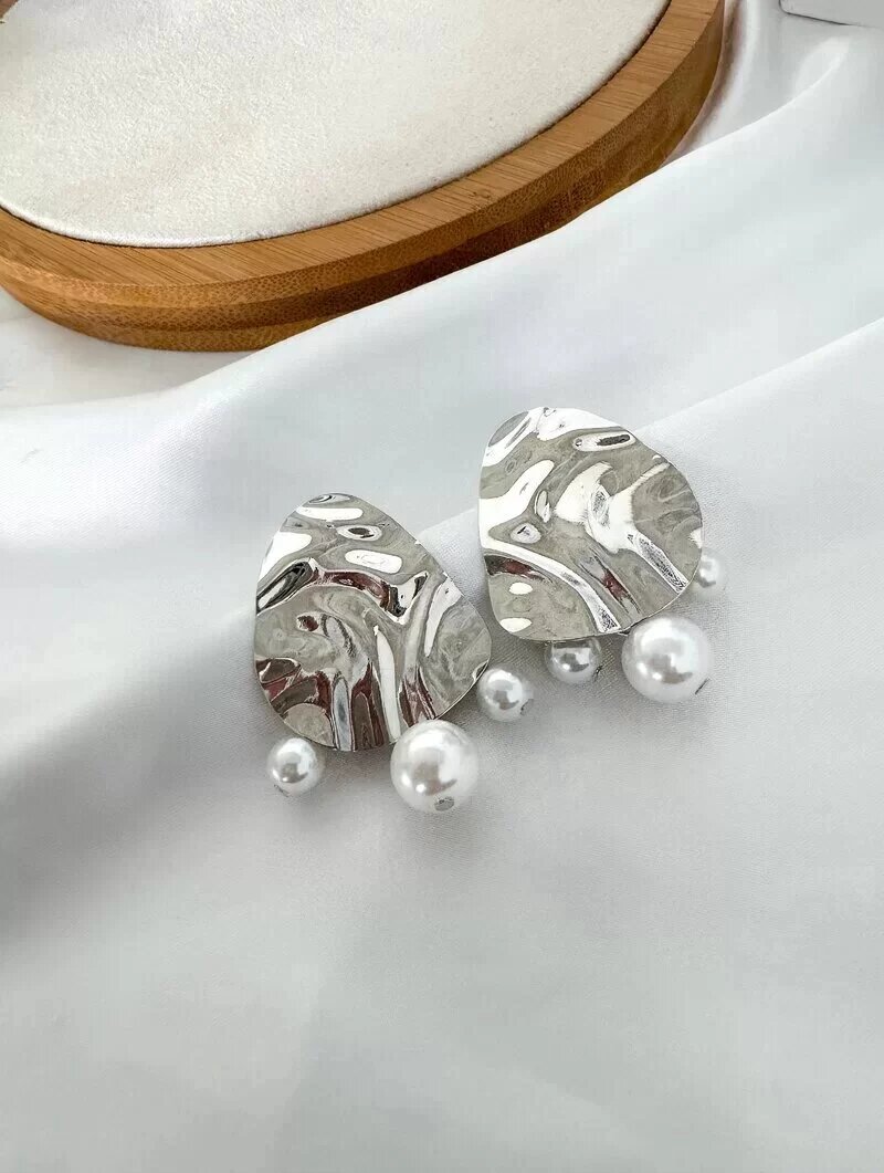 Brinco Folheado a Prata Botton Oval Martelado com Pérolas