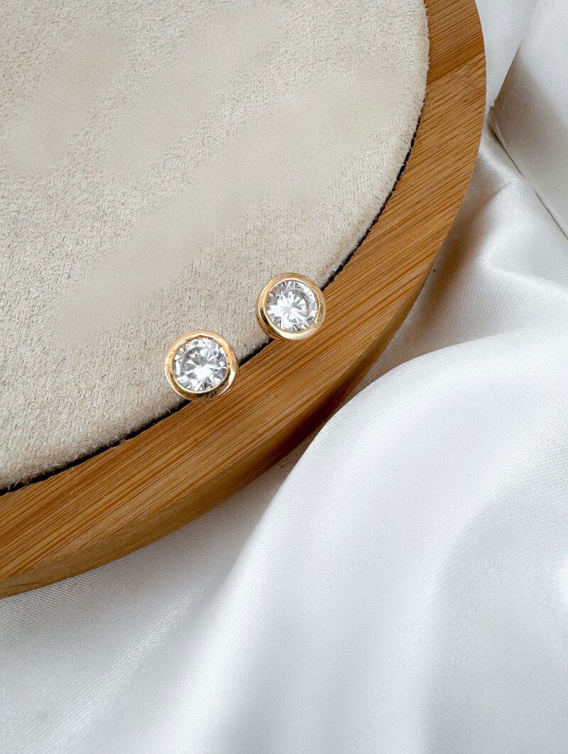 Brinco Folheado a Ouro 18k e Prata Botton Ponto de Luz M