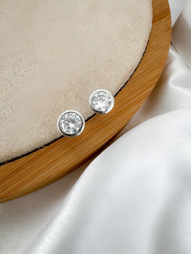 Brinco Folheado a Ouro 18k e Prata Botton Ponto de Luz M