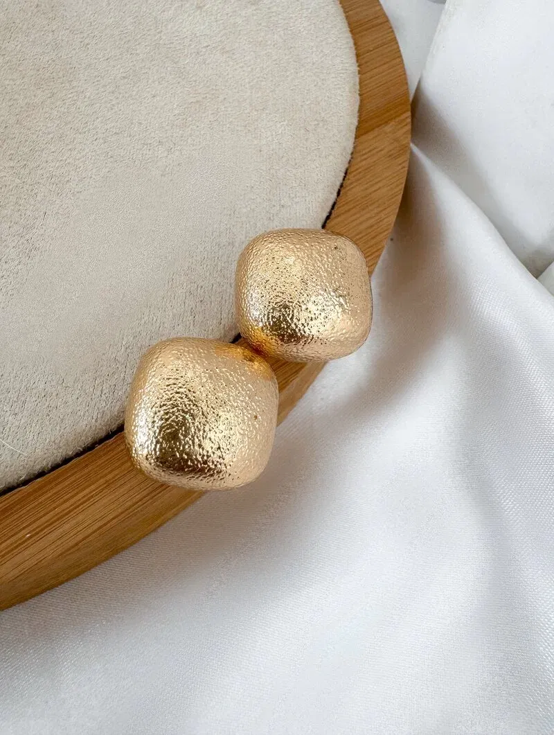 Brinco Folheado a Ouro 18k e Prata Botton Quadrado Escovado