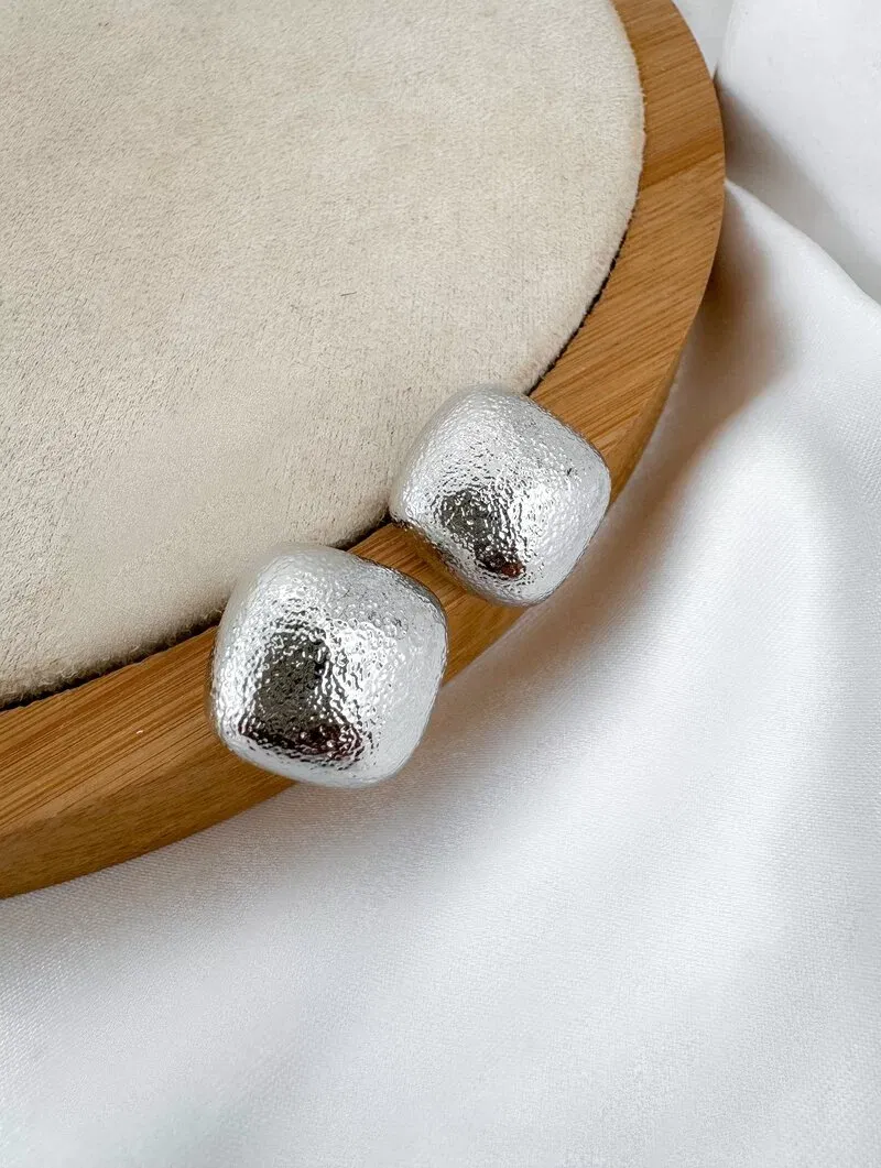 Brinco Folheado a Ouro 18k e Prata Botton Quadrado Escovado