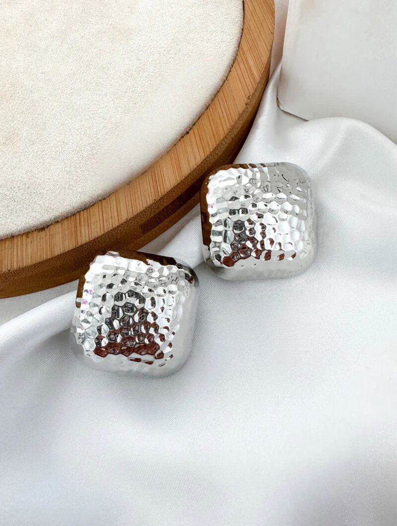 brinco folheado a ouro 18k e prata botton quadrado martelado