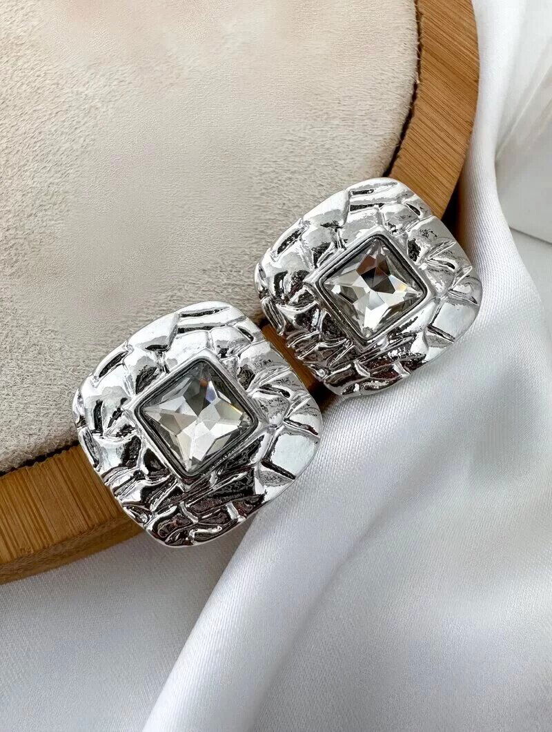 Brinco Folheado a Ouro 18k e Prata Botton Quadrado Texturizado com Zircônia