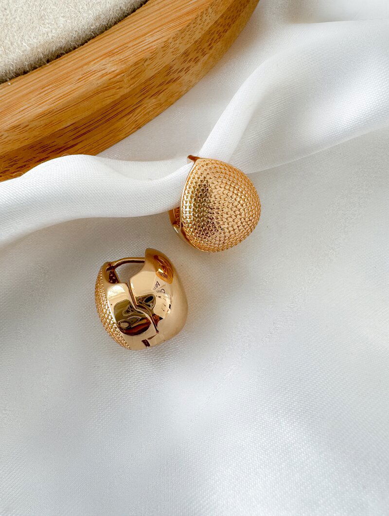 Brinco Folheado a Ouro 18k e Prata Botton Texturizado com Fecho