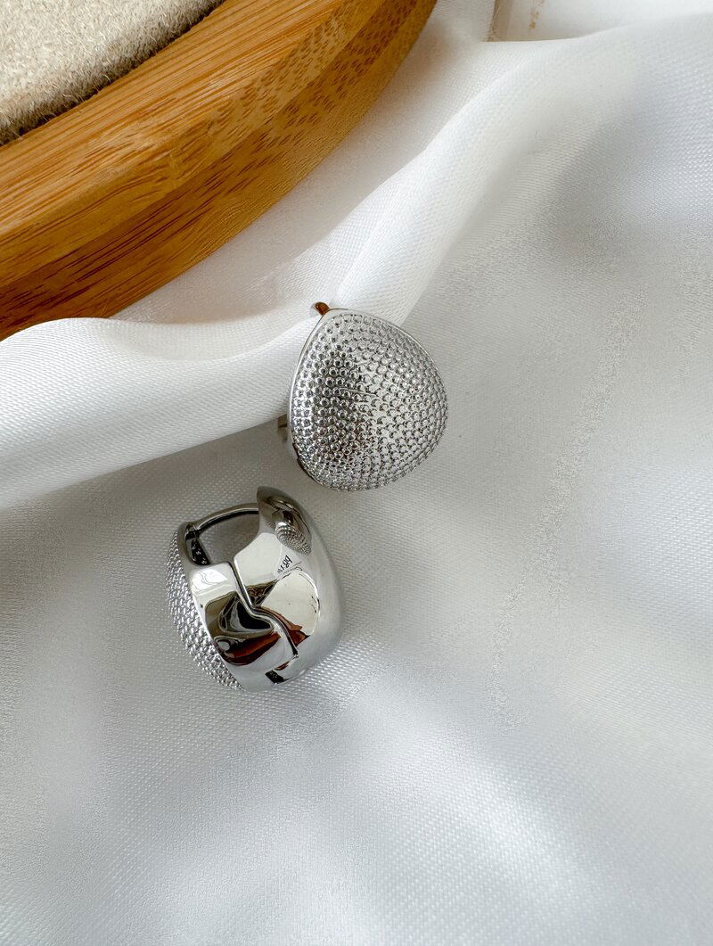 Brinco Folheado a Ouro 18k e Prata Botton Texturizado com Fecho