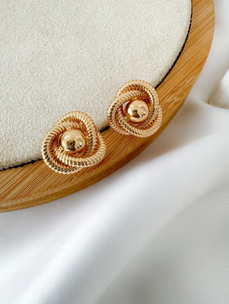 Brinco Folheado a Ouro 18k e Prata Botton Trançado com Centro Liso