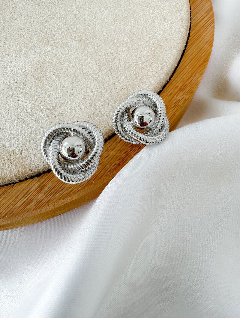 Brinco Folheado a Ouro 18k e Prata Botton Trançado com Centro Liso