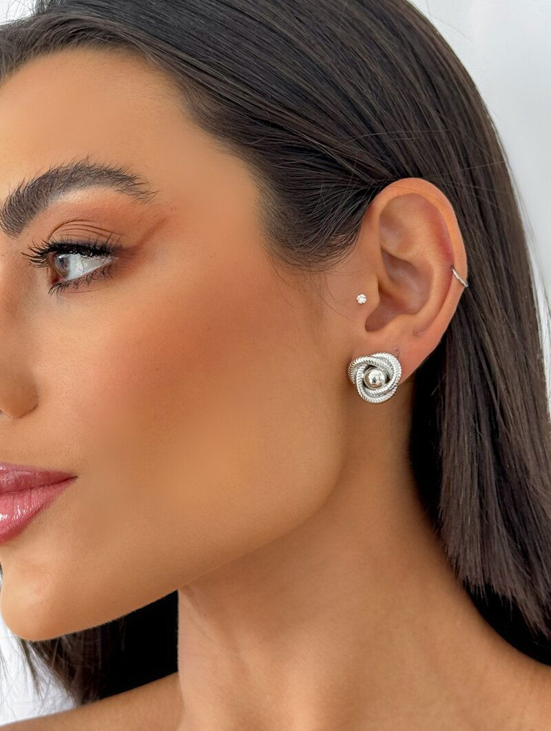 Brinco Folheado a Ouro 18k e Prata Botton Trançado com Centro Liso