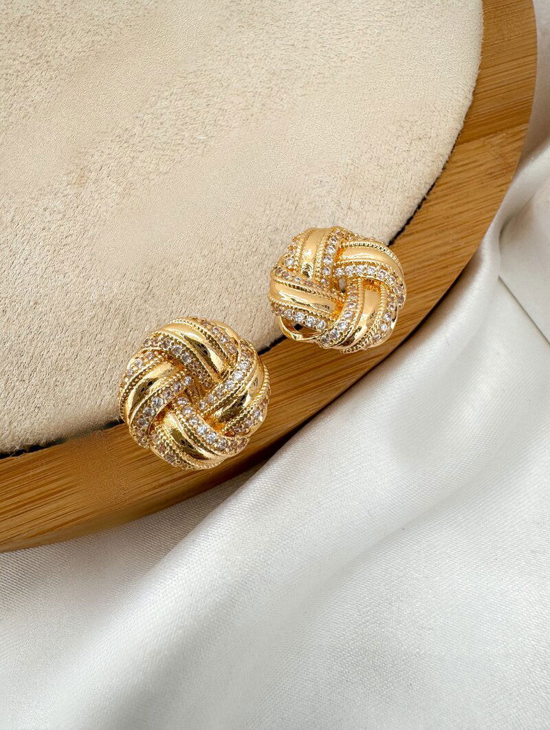 Brinco Folheado a Ouro 18k e Prata Botton Trançado com Micro Zircônias