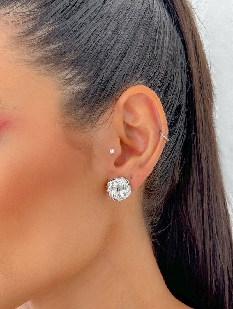 Brinco Folheado a Ouro 18k e Prata Botton Trançado com Micro Zircônias