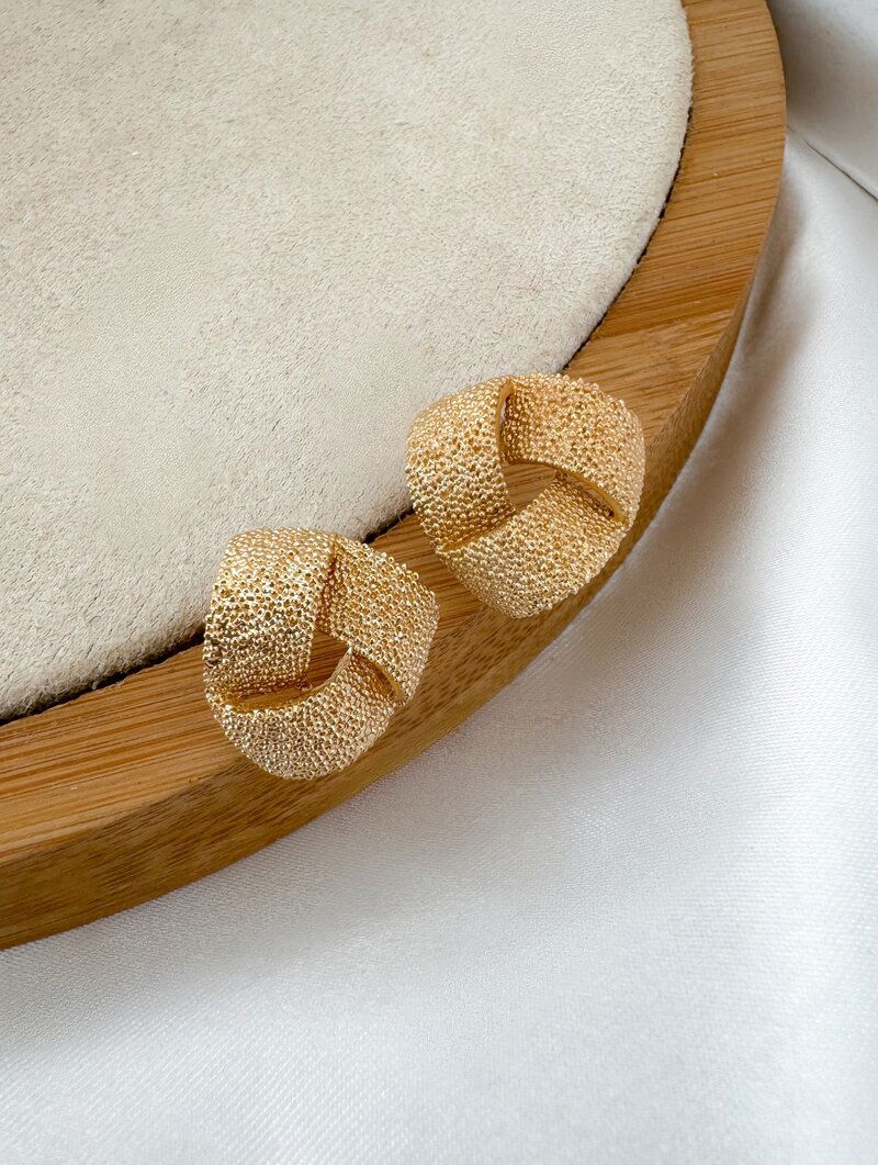 Brinco Folheado a Ouro 18k e Prata Botton Três Fios Estonados