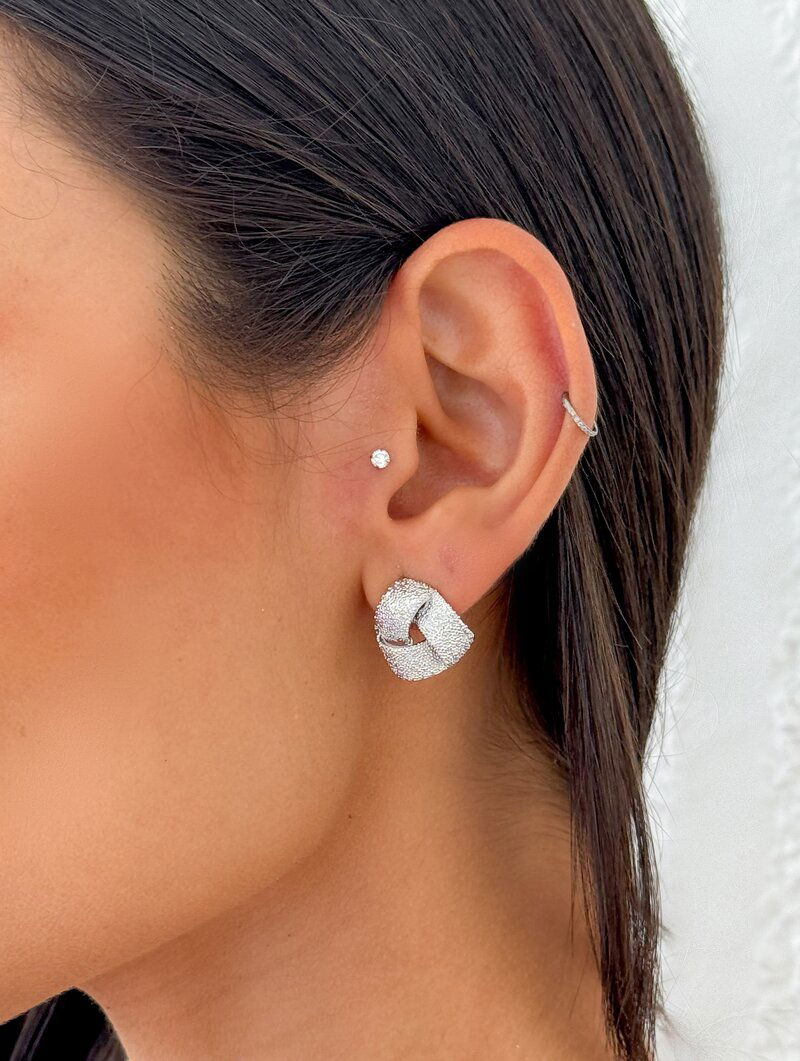 Brinco Folheado a Ouro 18k e Prata Botton Três Fios Estonados