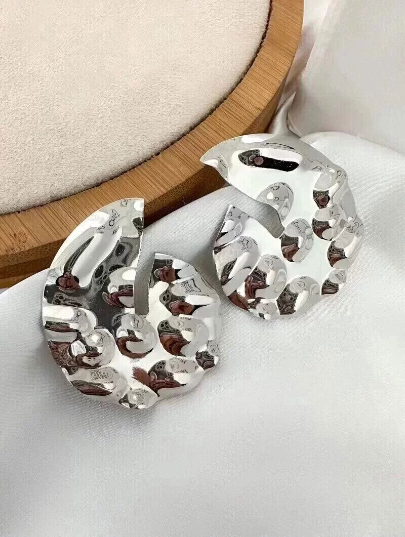 Brinco Folheado a Ouro 18k e Prata Botton Vazado Martelado