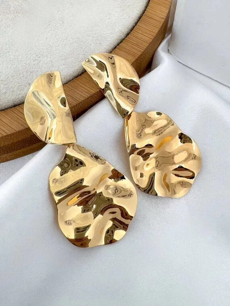 Brinco Folheado a Ouro 18k e Prata Bottons Meia Lua Martelados