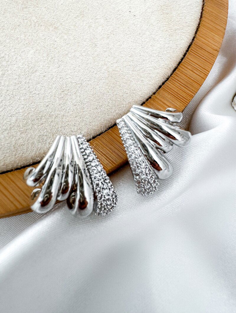 Brinco Folheado a Ouro 18k e Prata Cinco Fios com Fio Cravejado