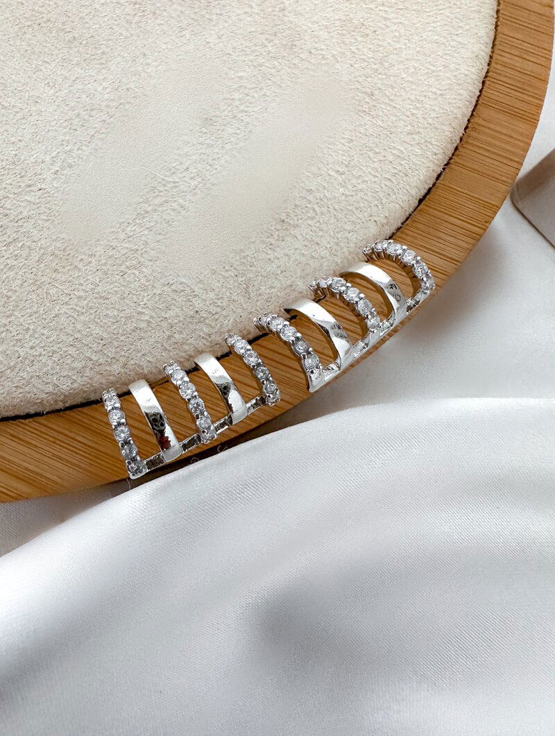 Brinco Folheado Prata Cinco Fios com Micro Zircônias