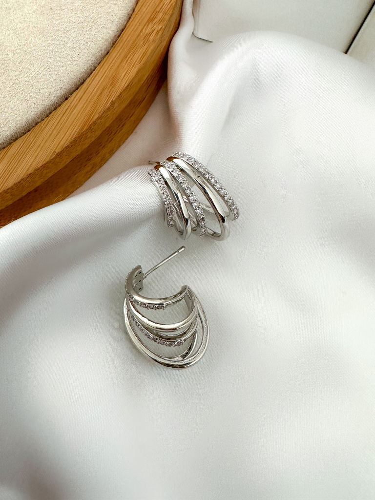 BRINCO FOLHEADO A OURO 18K E PRATA CINCO FIOS COM MICROZIRCONIA